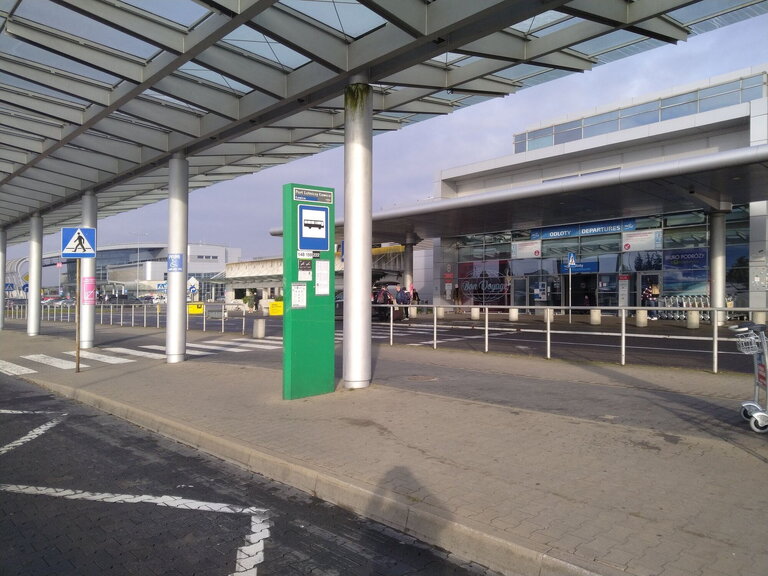 ZTM-Bushaltestelle vor dem Abflugterminal des Flughafens Posen-Ławica mit Glasüberdachung. ZTM-Bushaltestelle vor dem Abflugterminal des Flughafens Posen-Ławica mit Glasüberdachung.