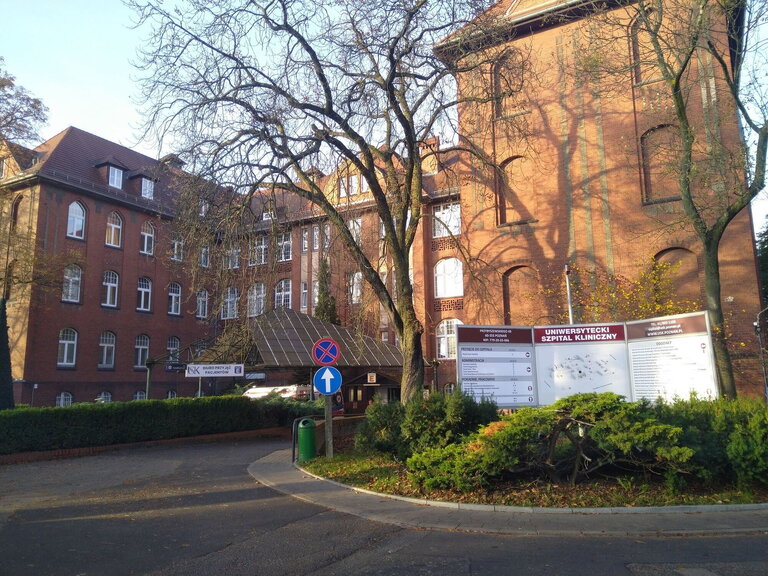 Szpital Kliniczny przy ul. Przybyszewskiego 49 w Poznaniu - gmach z czerwonej cegły Szpital Kliniczny przy ul. Przybyszewskiego 49 w Poznaniu - gmach z czerwonej cegły