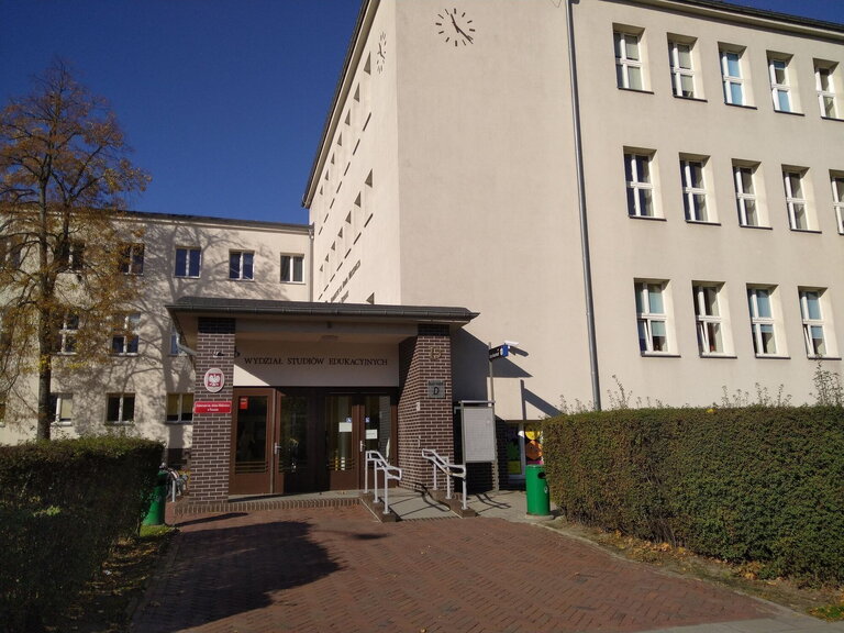 Entrance to Building D, Faculty of Educational Studies AMU, with wheelchair ramp and ATM. Entrance to Building D, Faculty of Educational Studies AMU, with wheelchair ramp and ATM.