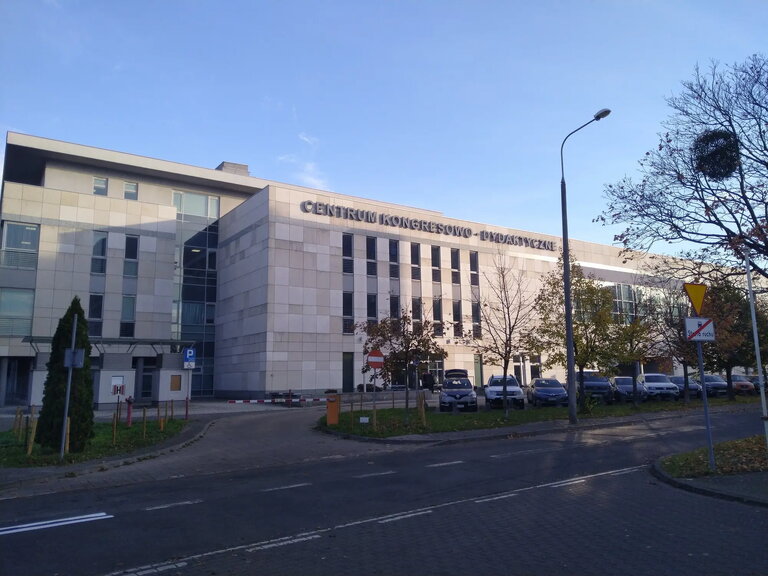 Kongress- und Didaktikzentrum in Posen von außen an einem sonnigen Tag gesehen Kongress- und Didaktikzentrum in Posen von außen an einem sonnigen Tag gesehen