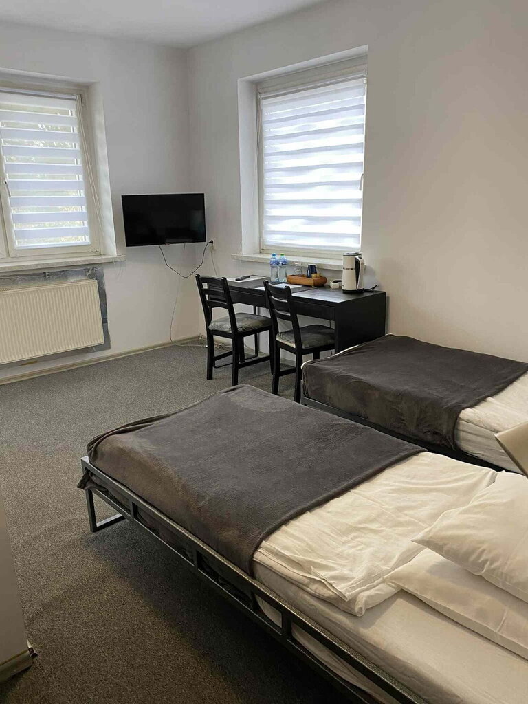 Camera doppia con ampia scrivania e letto confortevole alla pensione Nest PoznaĆ â seconda angolazione.